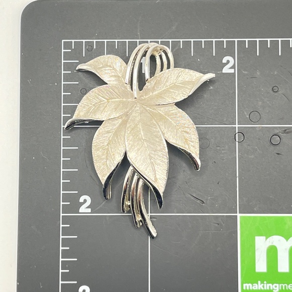 Vintage Crown Trifari Silver Tone Leaves Pin Brooch - Picture 3 of 4